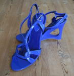 Blaue Sandalette mit Keilabsatz in extravagantem Design