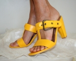 Gelbe Sandalette mit Keilabsatz in extravagantem Design